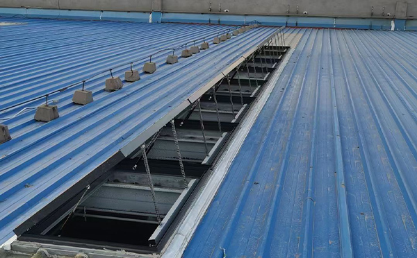 某城市大型商业综合体中庭商洛排烟窗工程